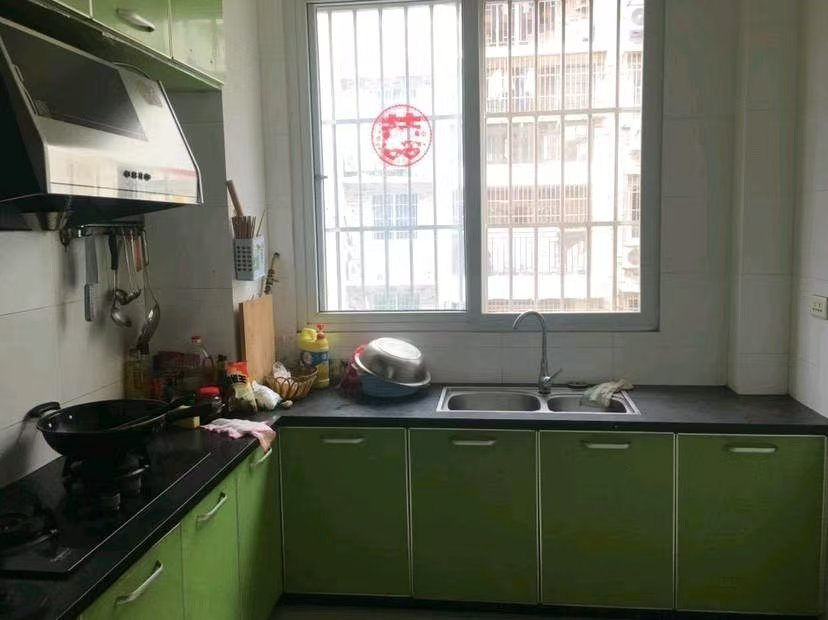 捡漏，新天地广场旁，步梯三楼，精装三房两卫，楼龄新，三十几万