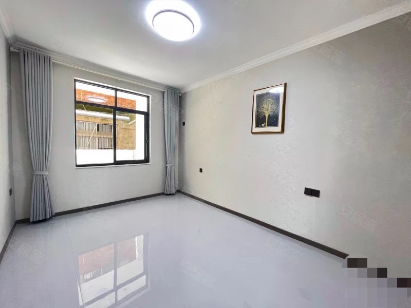 武商附近，步梯一楼，精装三房两卫，带院子，满五，全新装修，老证