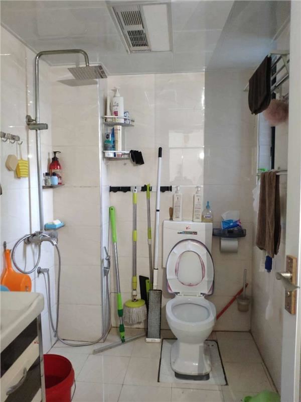 城东四中旁东城花园三房业主保养的很新证在手可以按揭