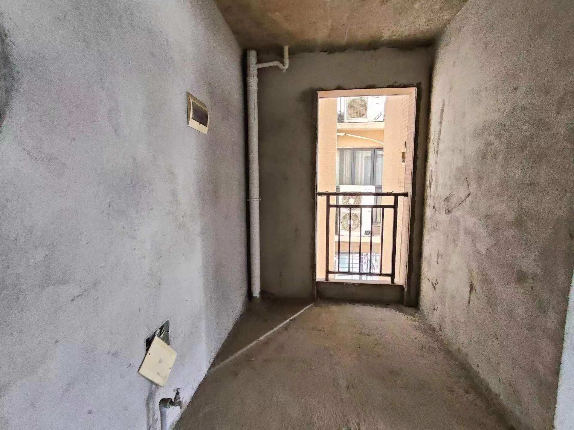 圣淘沙.毛坯大三房.小区出行方便.证件满二.看房方便