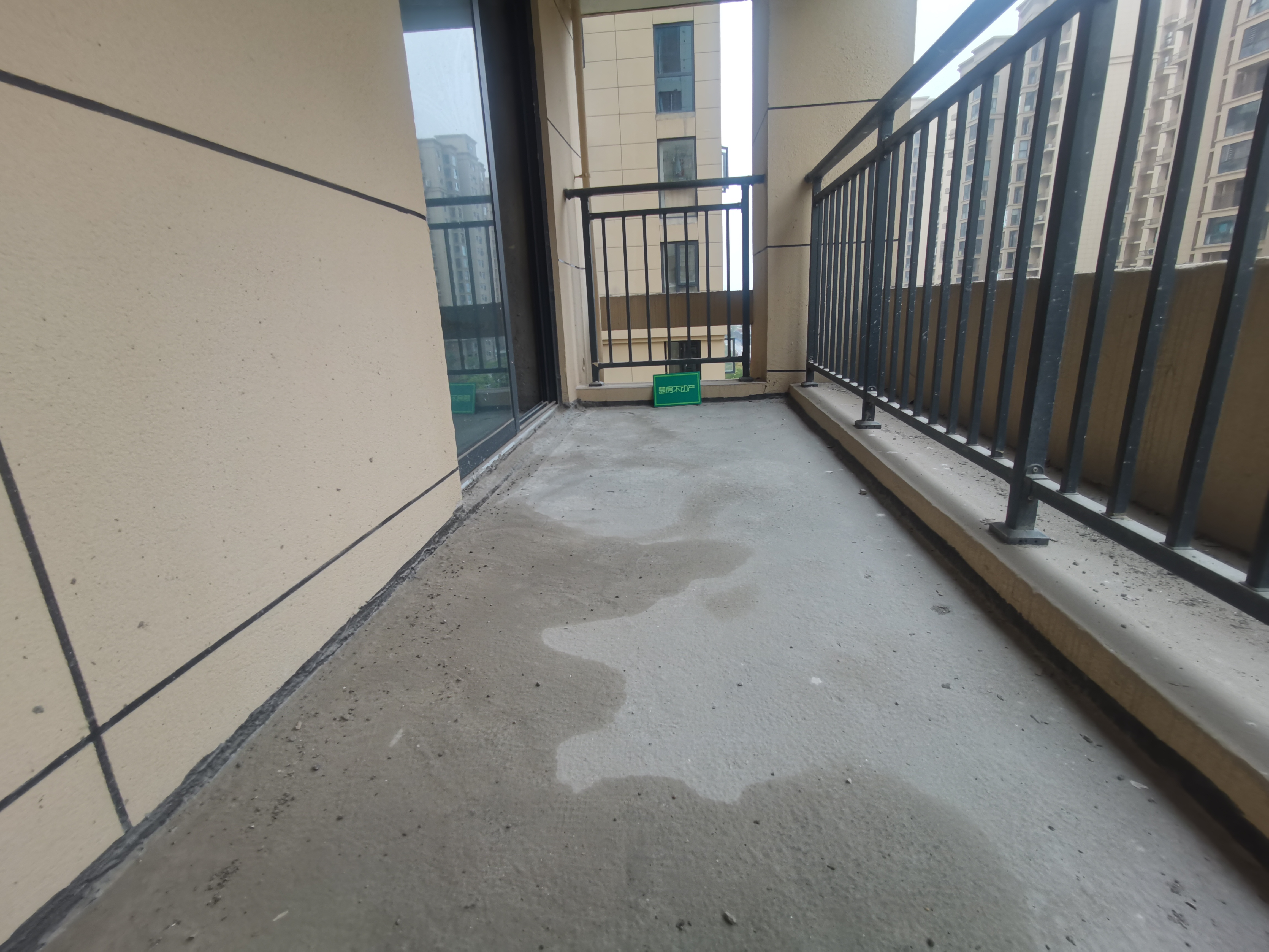 森林国际城翡冷翠毛坯小三房证在手看房方便