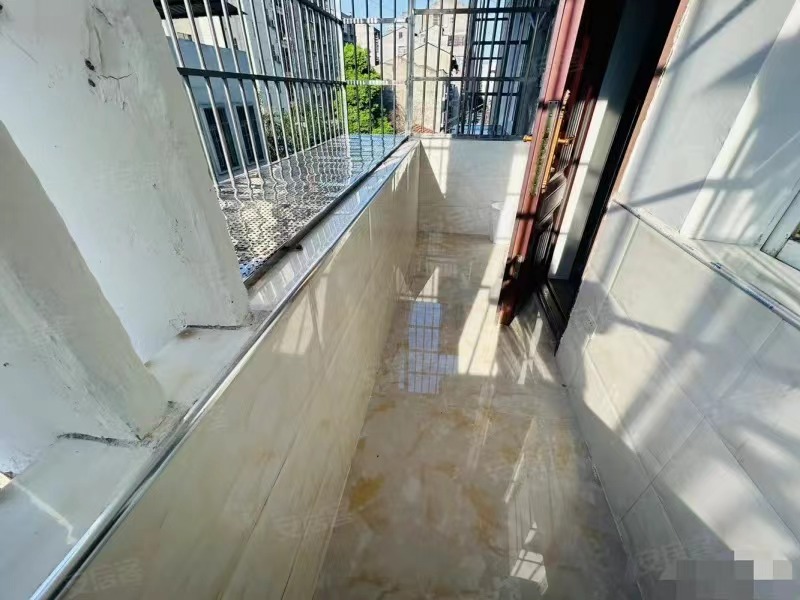 174，仙桃大洪小区，步梯三楼，全新装修。精装三房，采光好，拎包入住