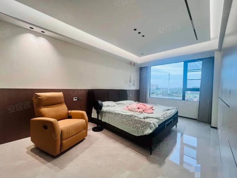 急售，，城南，吾悦小高层，1梯1户，大平层，全新精装修，精装大四房，