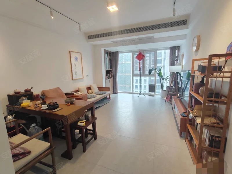 城西，天花板小区 ​，风和日丽，电梯15楼 ​，精装大两房，带车位 ，满二