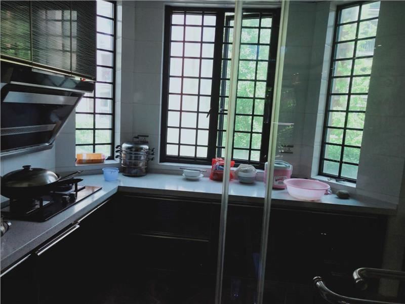 绿地华庭，精装大三房，小区环境好，绿化好，成色新！欢迎看房