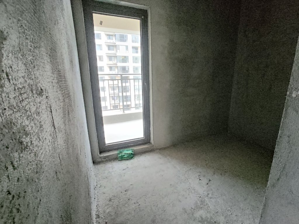 荣怀极地世家.毛坯四房.送路户花园.看房方便