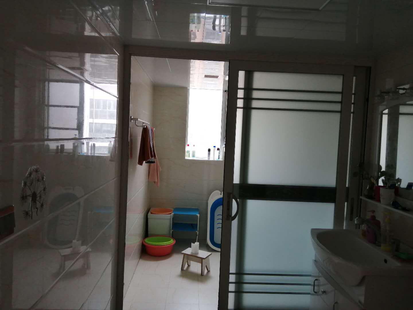 紫禁城精装大三房，客厅餐厅也超大，电梯好楼层