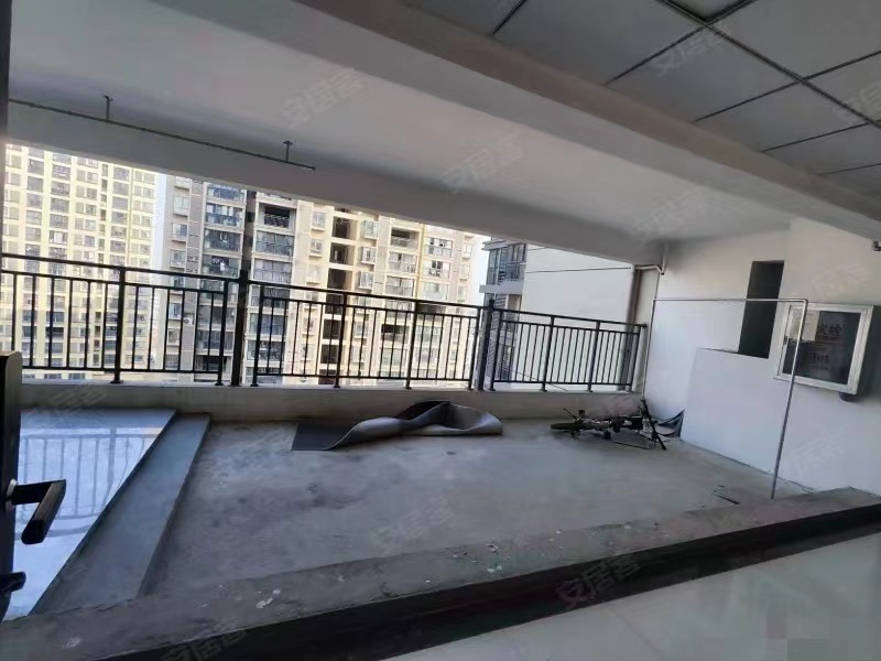 255，商城老三中旁，三合鑫城，99成新，精装三房，单价5500，带大露台电梯好楼层15楼