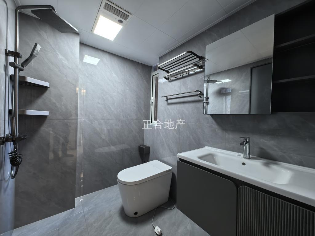 城南，沔阳天泽园，精装三房两卫，边户，全新装修，一天未住，电梯小高层7楼，满二