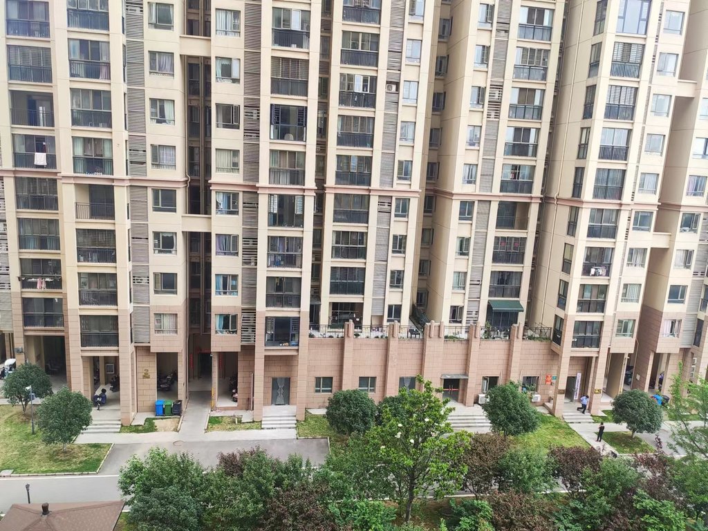 急售南国明珠精装修四室总价才83万满二看房方便