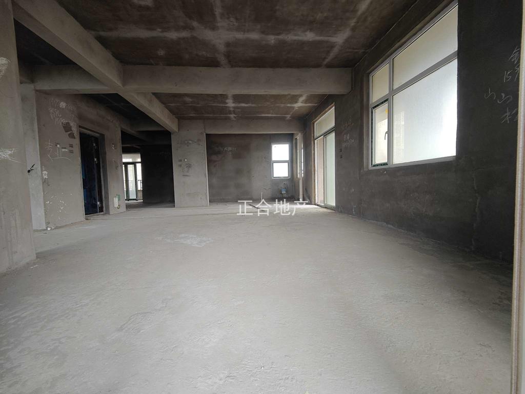 城南，新三中旁，元泰未来城，超大转角阳台，大平层，单价4800，送车位一梯一户,