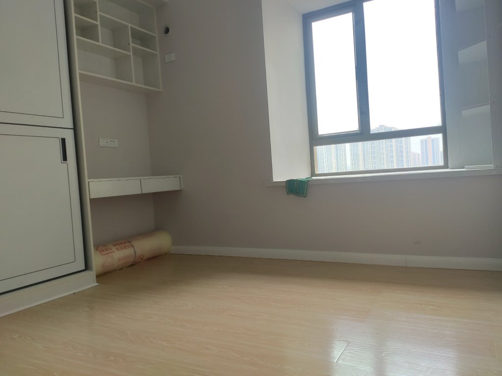 急售南国明珠精装修四室总价才83万满二看房方便