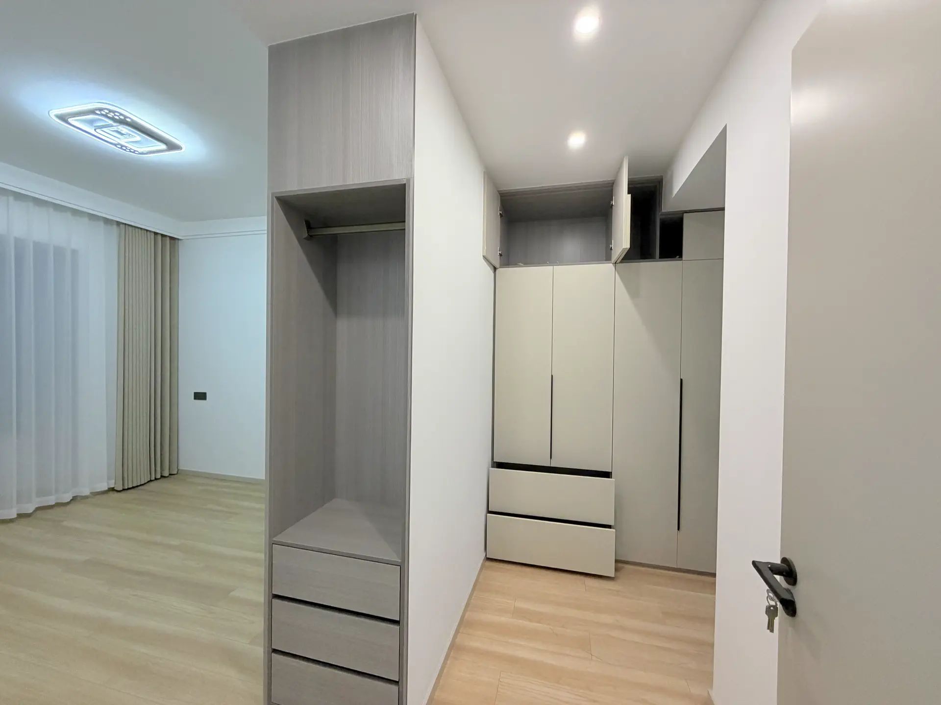 诚心出售，城南，南国明珠，‮主业‬自装，精装‮房三‬两卫，证满二