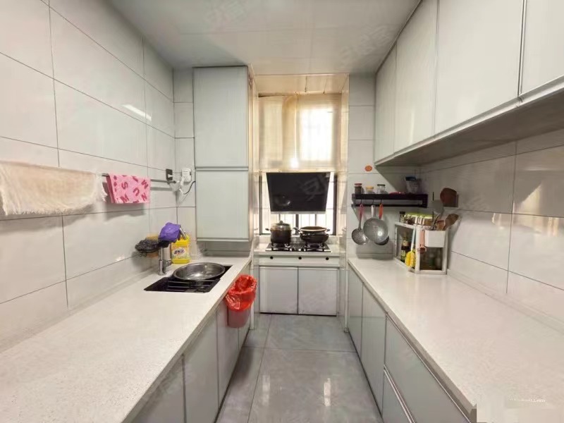 264.，车站附近，复州花园旁，精装三房，好楼层步梯2楼，9.9成新，有证！