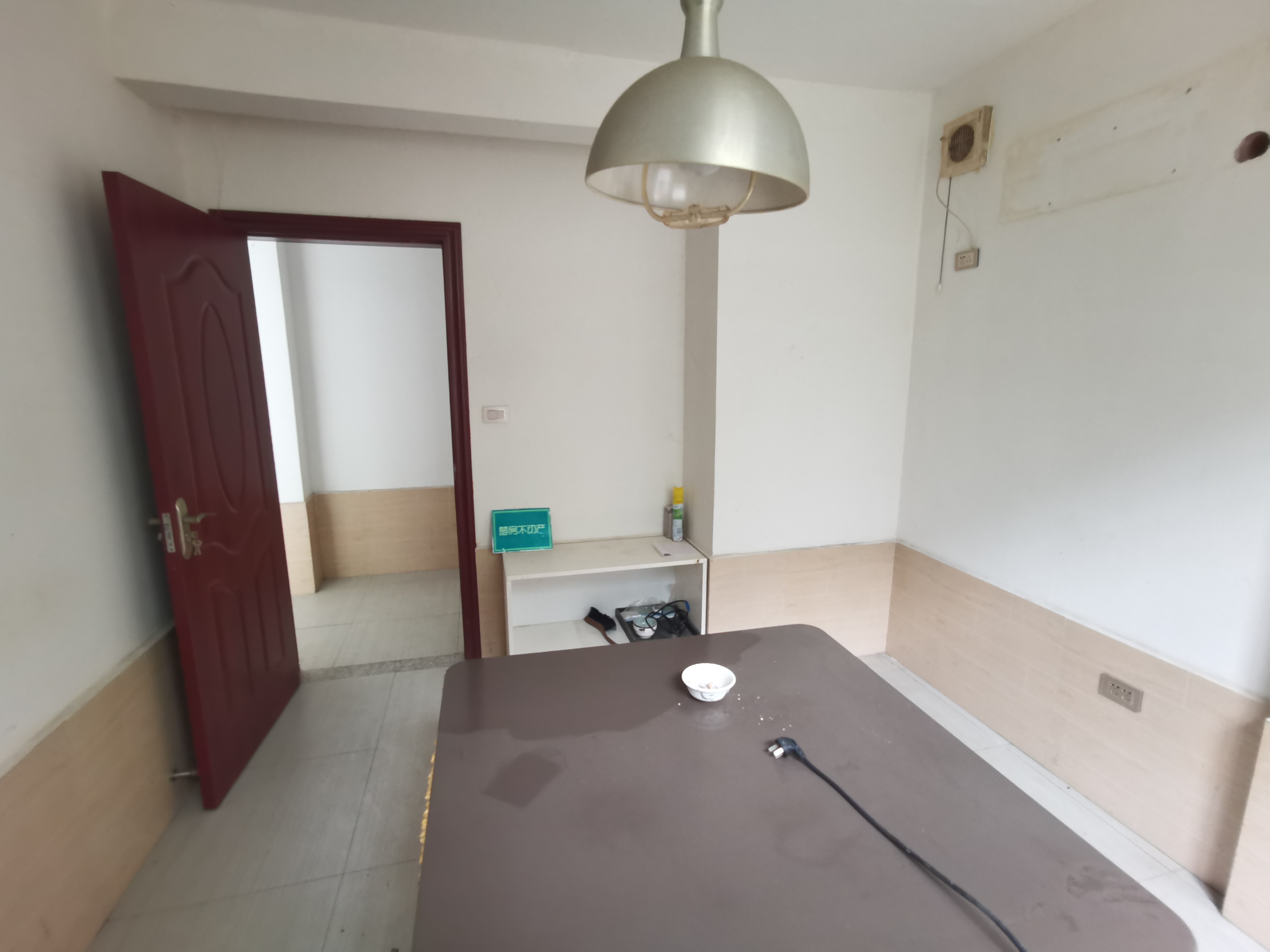 新街小区里面门面房，146平单价5000不到，不动产证在手