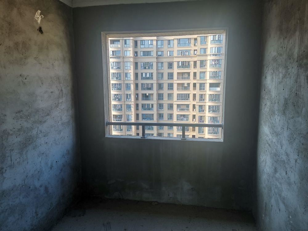 御台公馆毛坯大三房房东诚心出售 看房电梯中间楼层