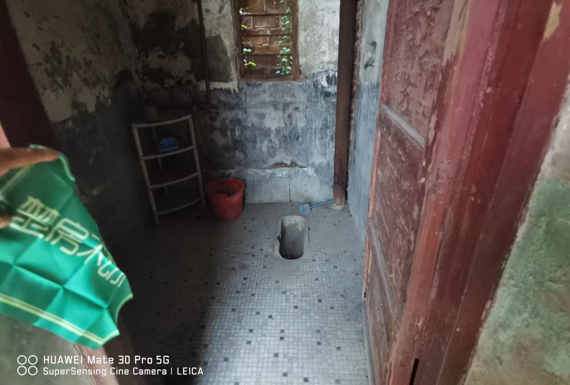 步行街旁私房两杆三层生活配套方便需要装修一下看房方便带露台带院子