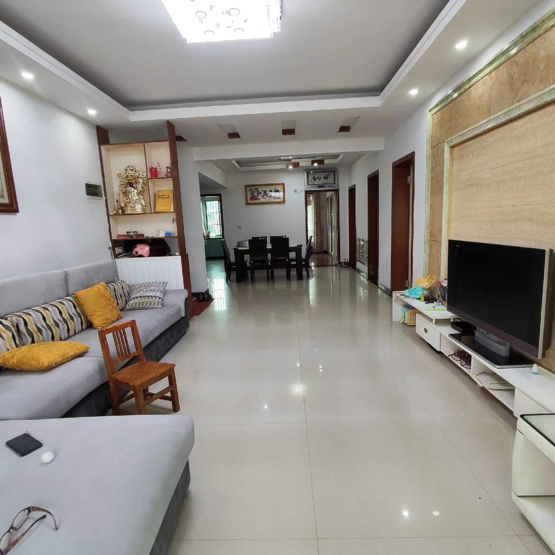 青青家园.精装三房两卫.中间楼层.证件满二.看房方便