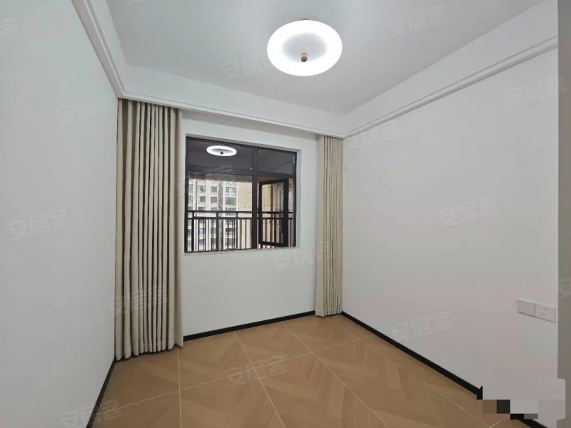 城南，沔街旁，御湖世家，精装三房，电梯19楼，拎包入住