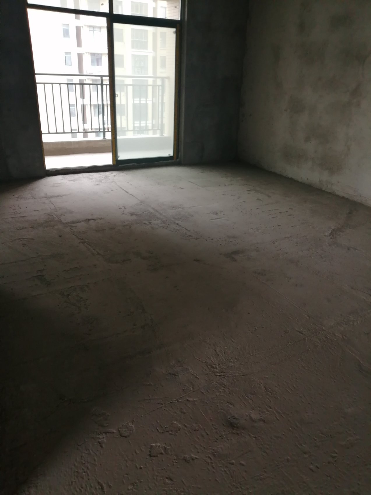 新城一号二期毛坯边户，南北通透，证满二