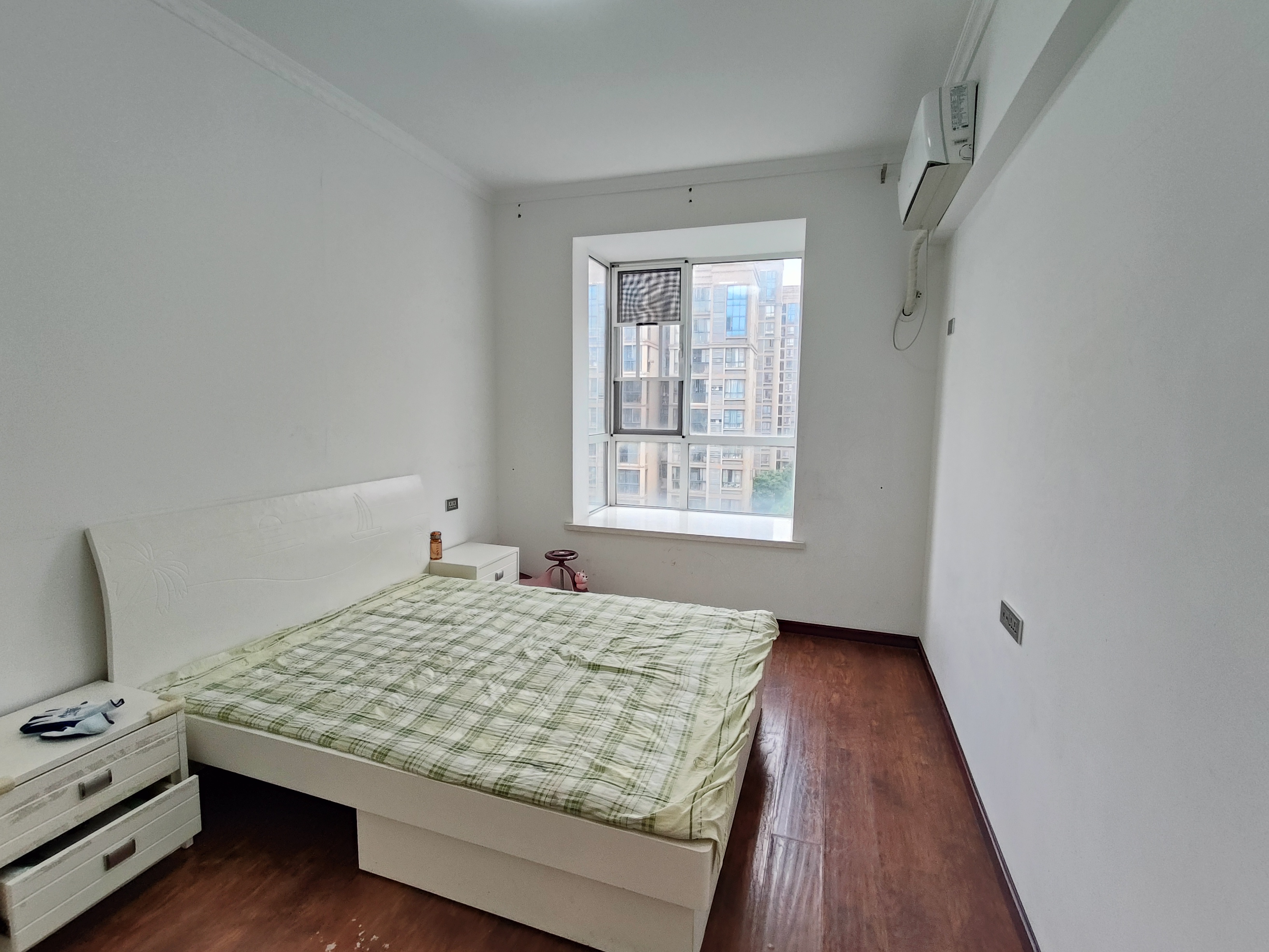 时代天骄.精装三房两卫.中间楼层.证件满二.