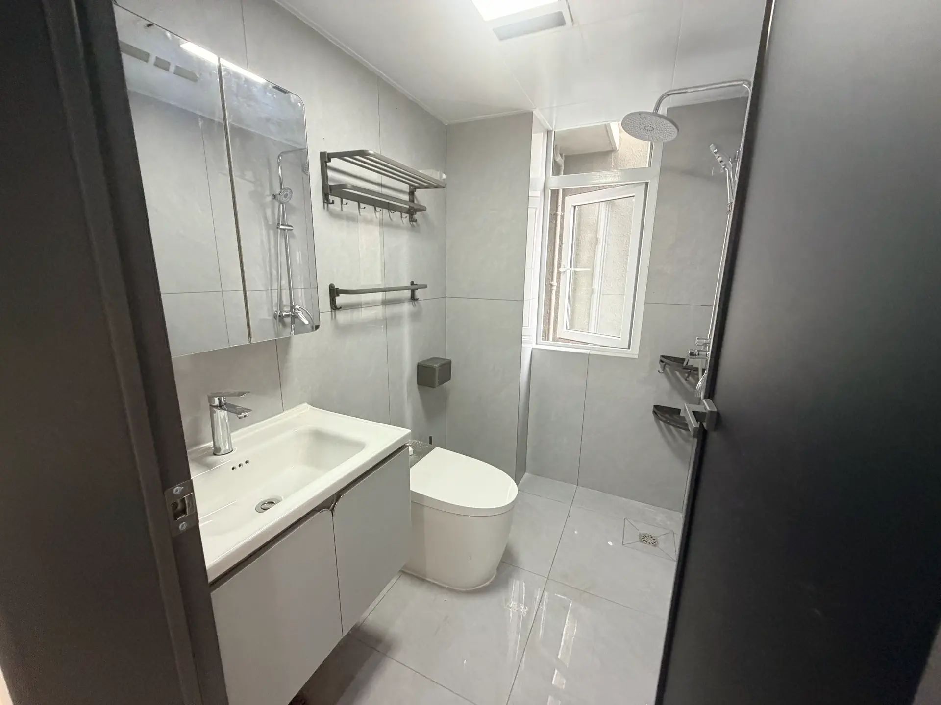 城南，天诚缘，电梯15楼，全新精装三房二卫，证满二，业主诚心出售