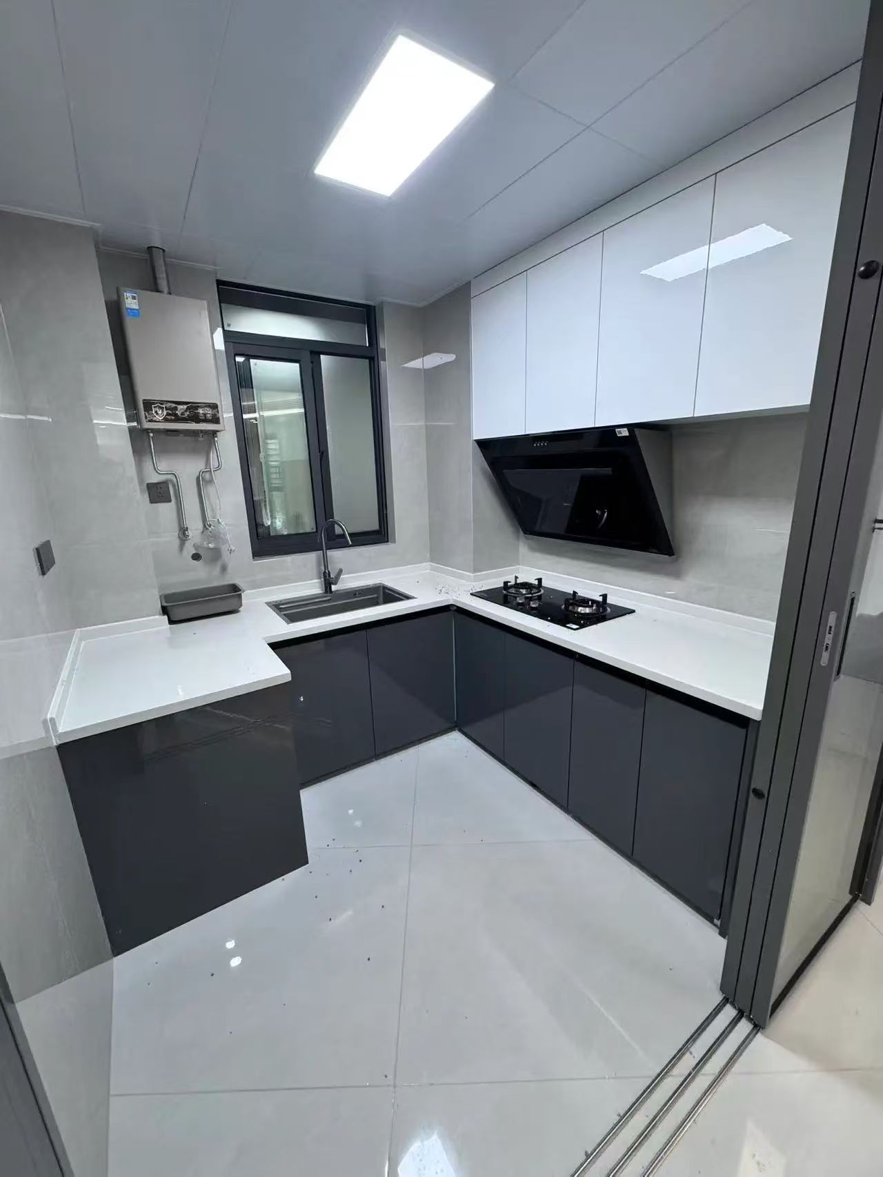 城南，城市丽景湖景房，电梯好楼层，单价5200，全新精装三房二卫，证满二