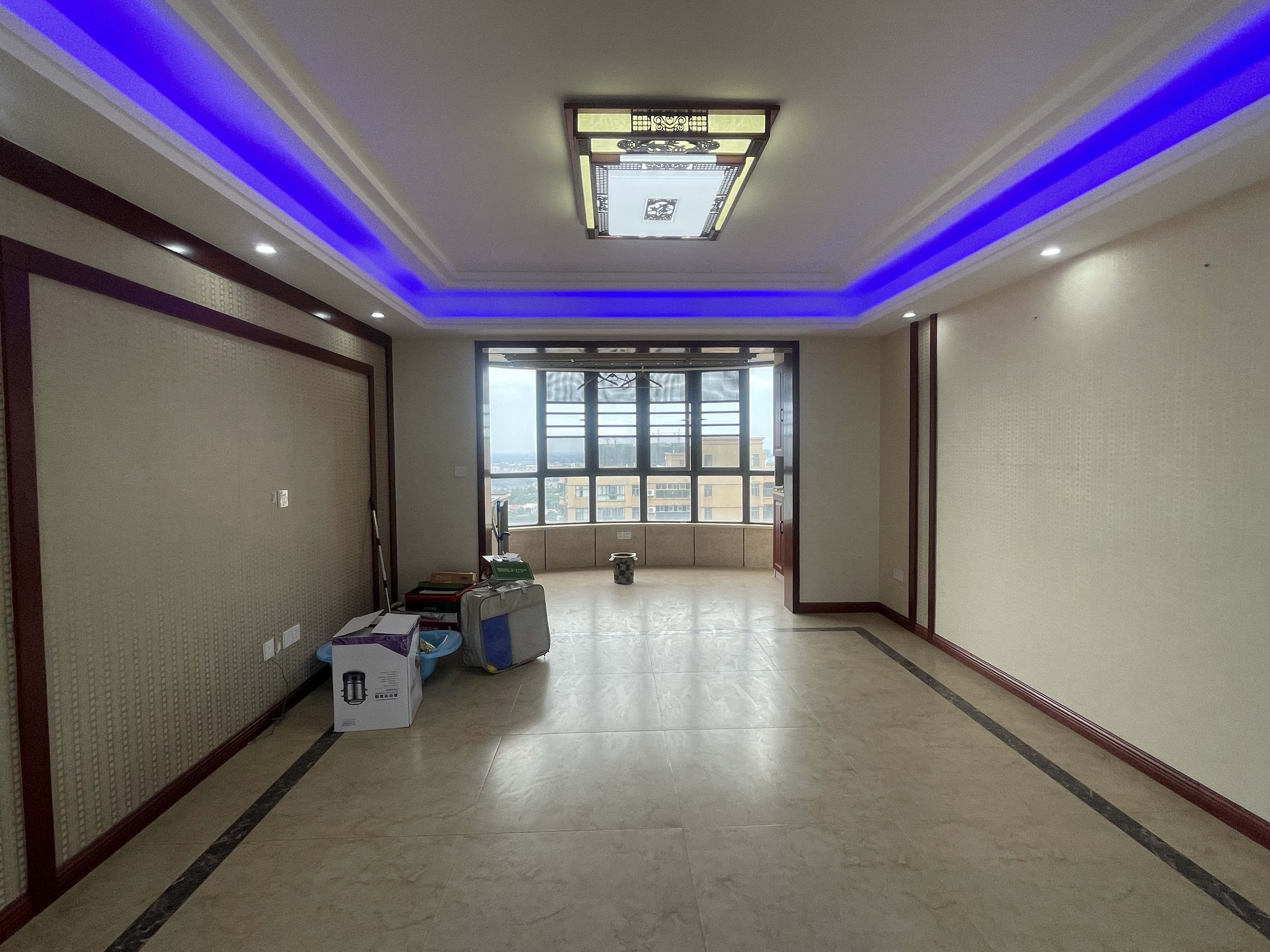 颐和公馆.菜场.大三房.实木装，中央空调.南北通透.满二