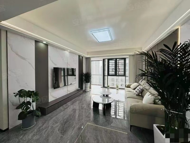 全新精装三房 ，阳光田园国际， 送入户花园，单价5200多，电梯中间楼层  证满二年，南北通透，业主诚心出售