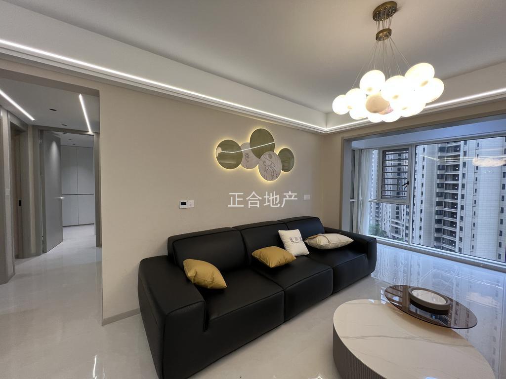 城南。御湖世家。好楼层电梯12楼。全新精装三房二卫，证满二，送车位