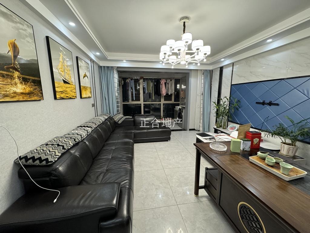 诚心出售，满庭春， 精装三房， 装修成色新， 中间好楼层 ，证满二 ，看中可谈