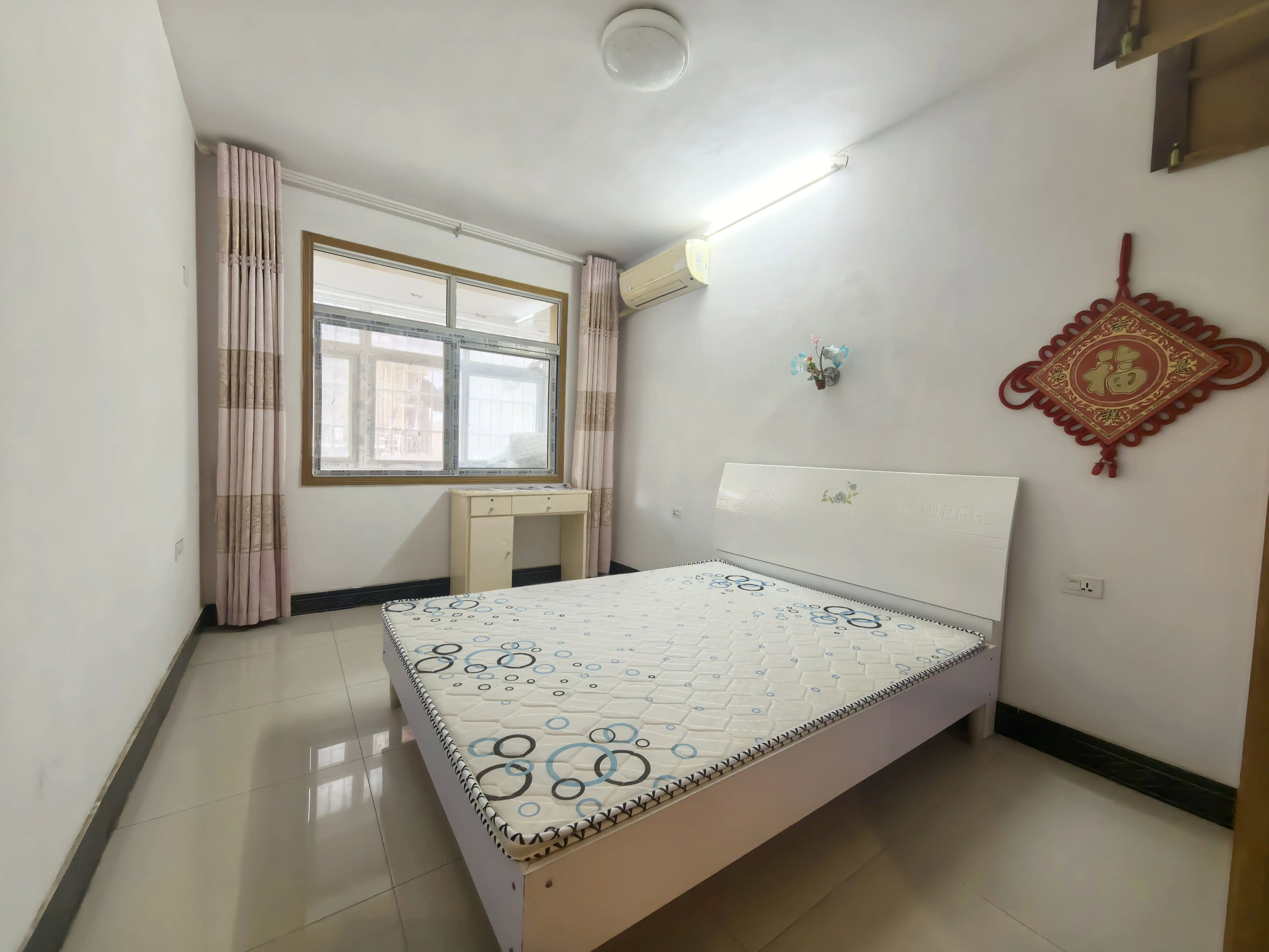 江滩公园旁，商城附近，步梯2楼，好楼层，精装三房，证满二