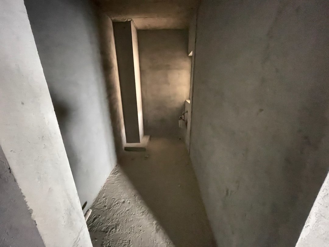 城西，满庭春，中间楼层，毛坯三房，满二，一口价33.8万