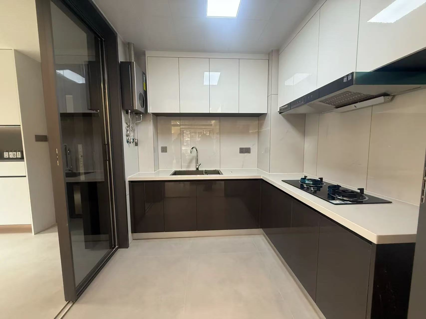 新城壹号-新街，电梯8楼，精装三房两卫，业主诚心卖，价格看中可以谈❗️