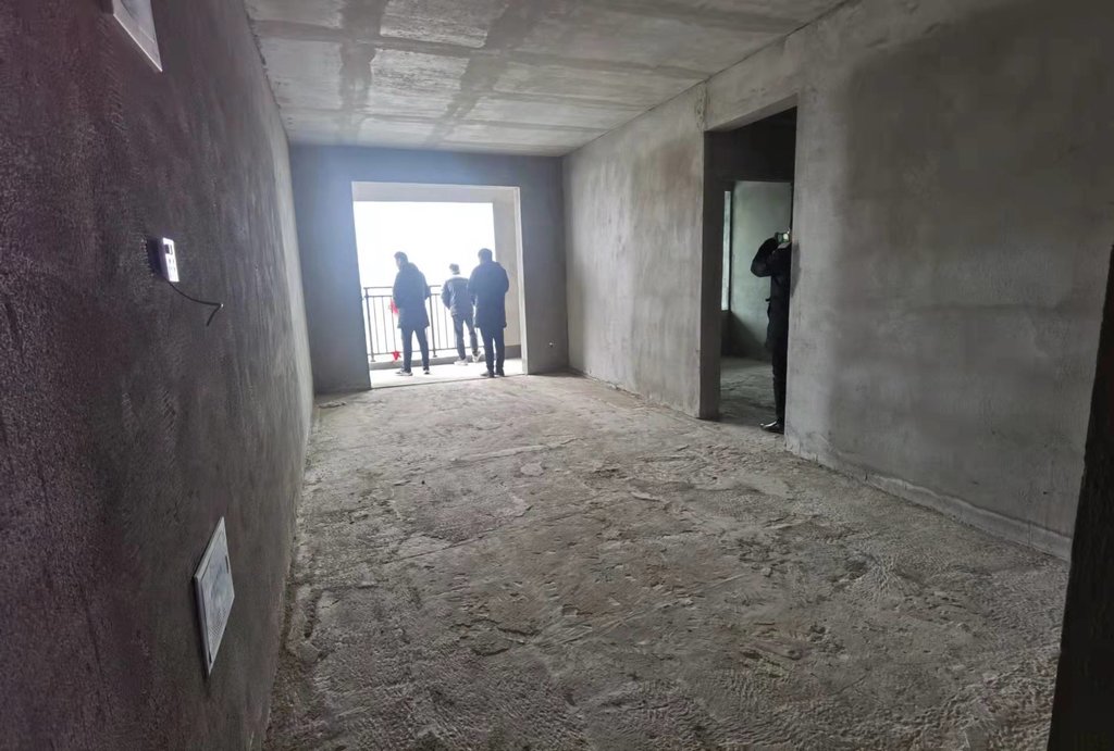 风和日丽.毛坯三房.买房送车位.中间楼层.看房方便