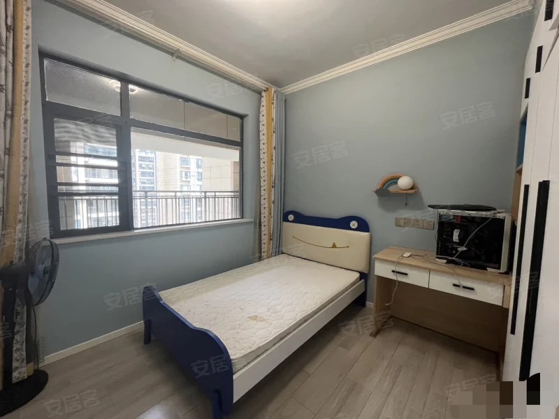 128，降价8万，秒售房源，元泰未来城C区，湖景房全新装修基本未住，大阳台，精装三房，中间楼层