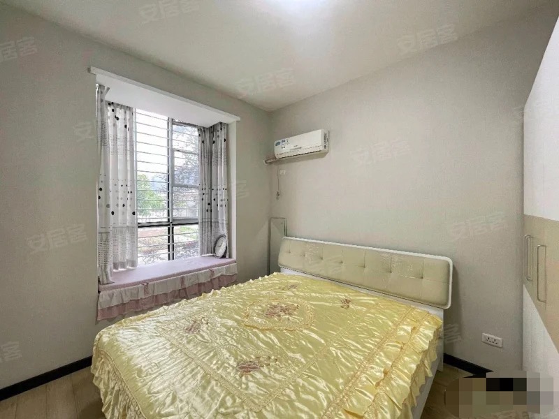 急售，1楼带院子，城南大小区，明珠豪庭。精装四房，电梯洋房，元泰三中