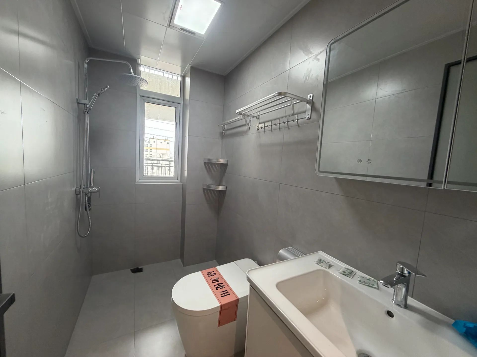 双书包，风和日丽，精装三房两卫，全新装修家，家电齐全，证满二带车位。