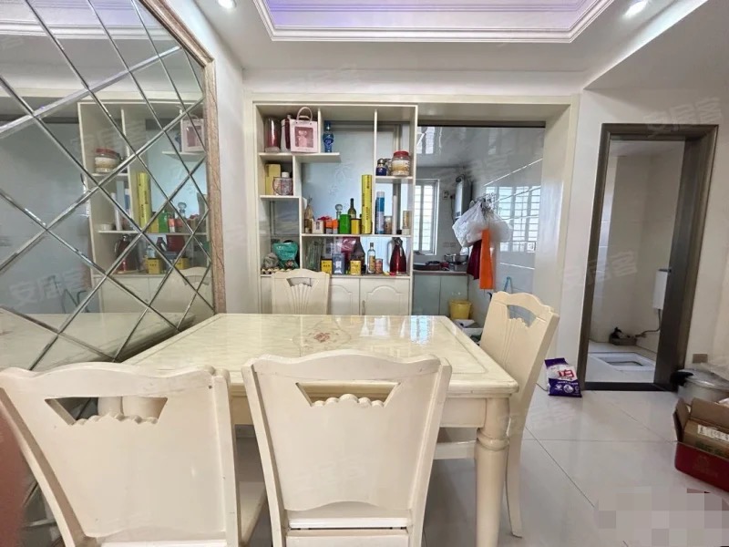 173，四中附近，单价4400，东城国际，精装三房，电梯好楼层21楼，成色新