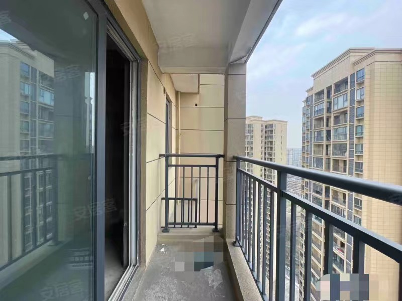 捡漏,森林国际6期，,湖景现房,毛坯大四房，单价5200，证满二，好楼层