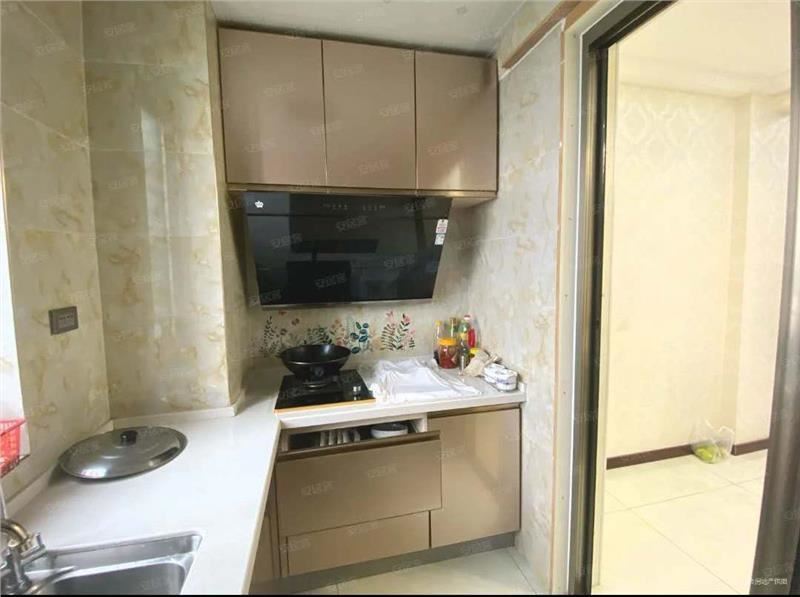 城西红树湾，精装大三房，满二，诚心出售，东边户