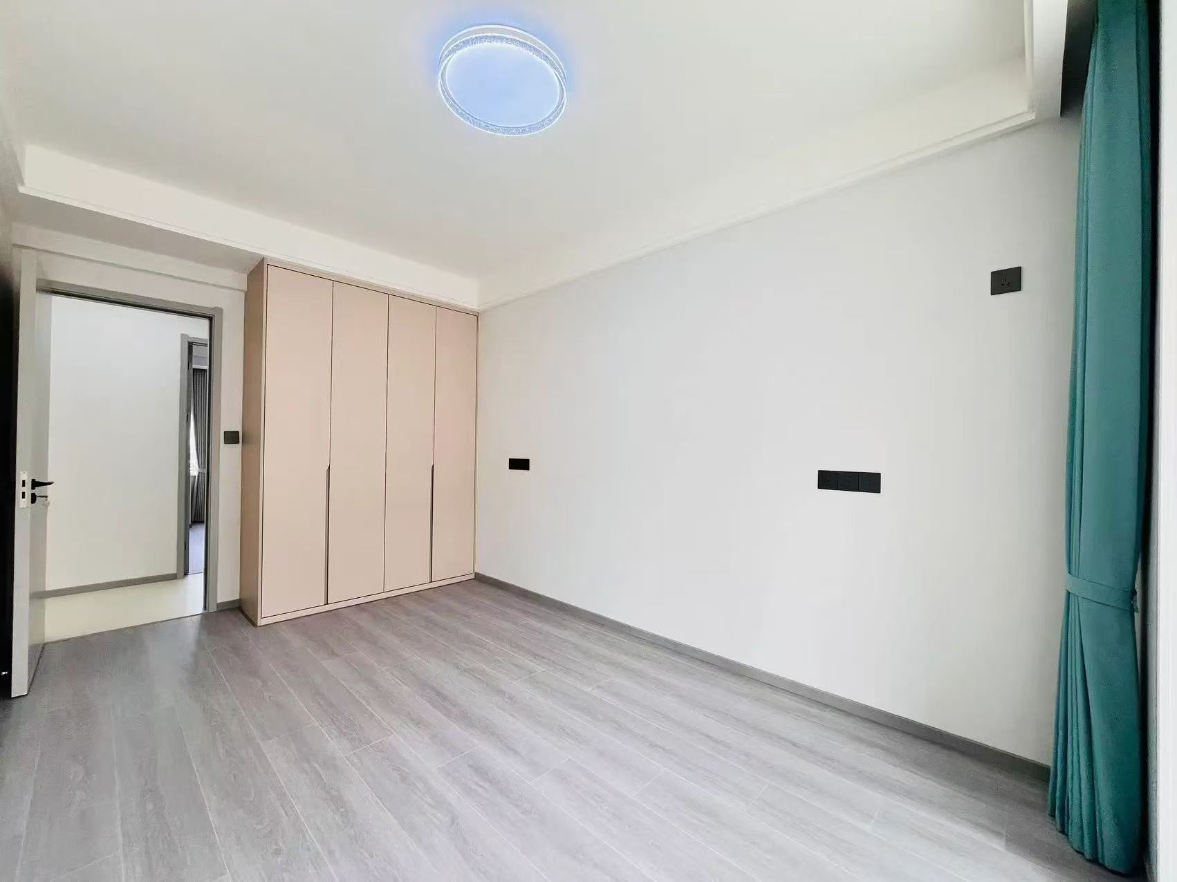 城南，全新装修，精装四房两卫，电梯11楼，南北双阳台，视野好