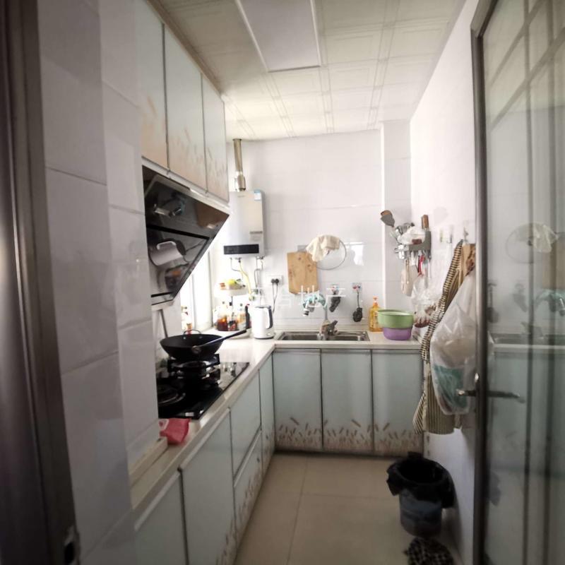 城南，沔阳公园旁，房东亏本出，精装三房,证满二，拎包入住