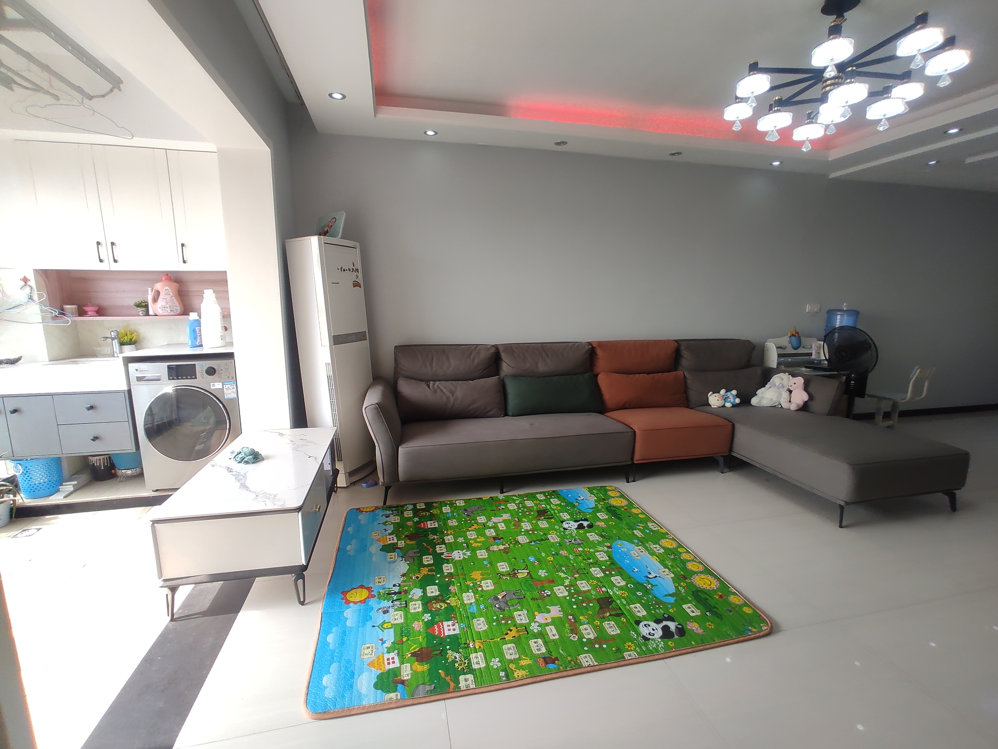 福星城.精装三房.房子这两年重新装修了的.证件满五.看房方便