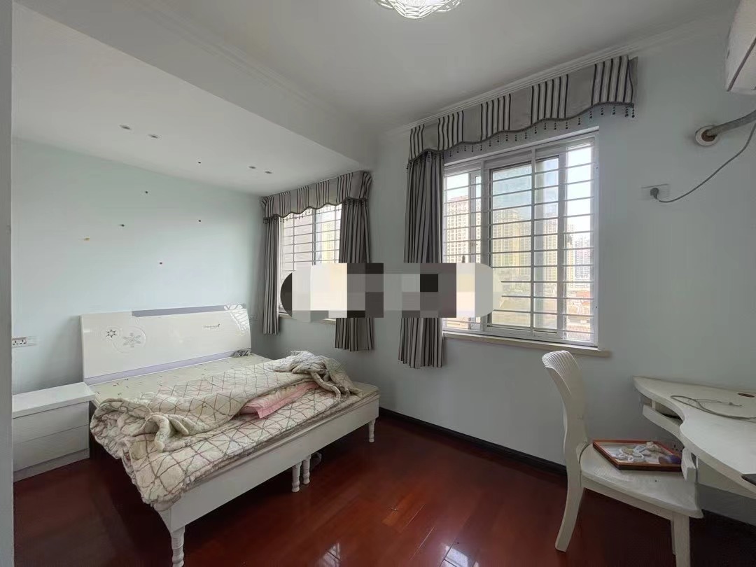 又降价了，房东急售，漫城林语，一中对面，边户，单价4500，好楼层，精装三房，看中了可谈