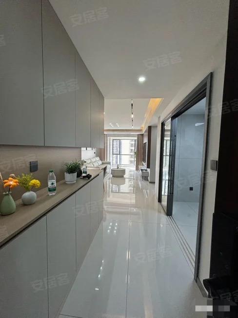 城南新三中三小门口❗️精装全新三房❗️中央空调➕75寸电视❗️证满二税费低，三开间朝南，中间楼层