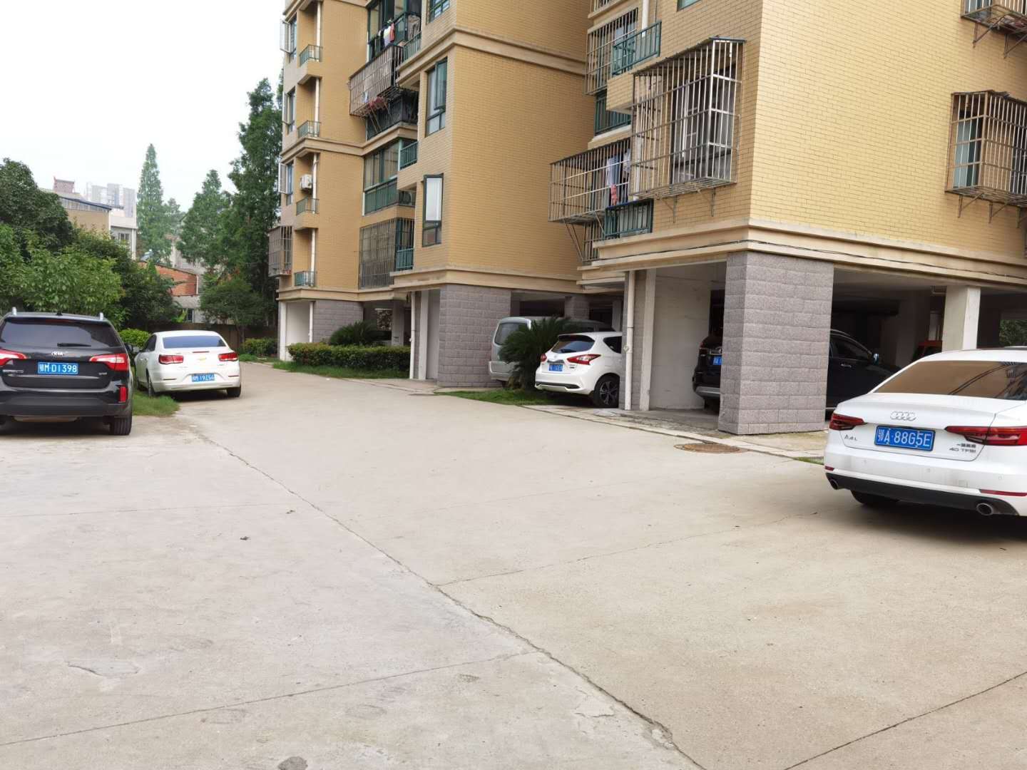 黄荆社区电梯精装三房小区停车位足地段好 即住