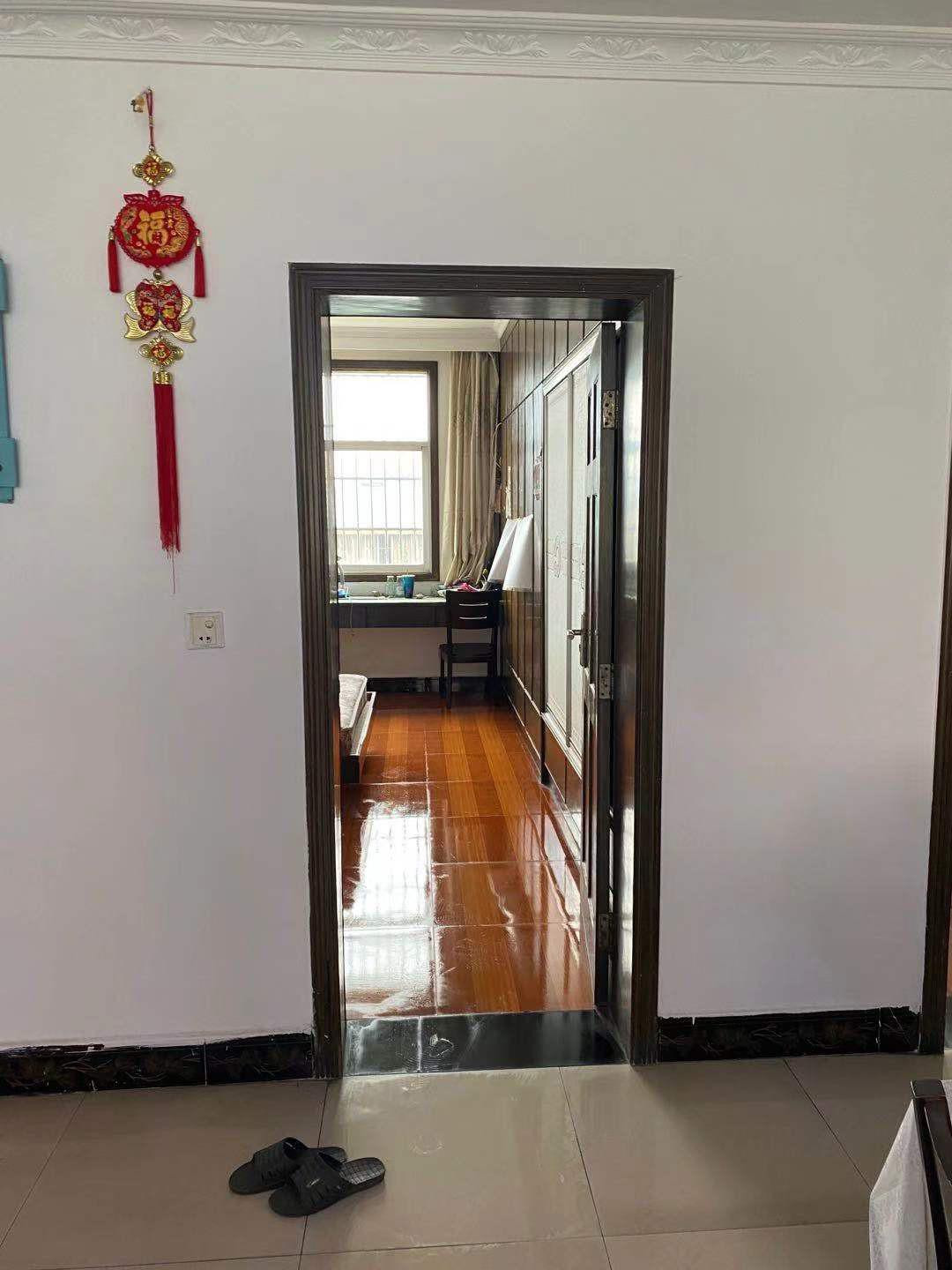 地富小区36万元104㎡3室2厅2卫，小区停车方便！