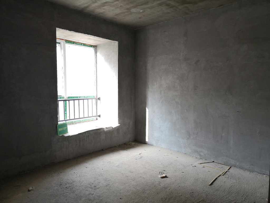 元泰未来城..毛坯小三房.中间楼层.下楼就是學笑.看房方便