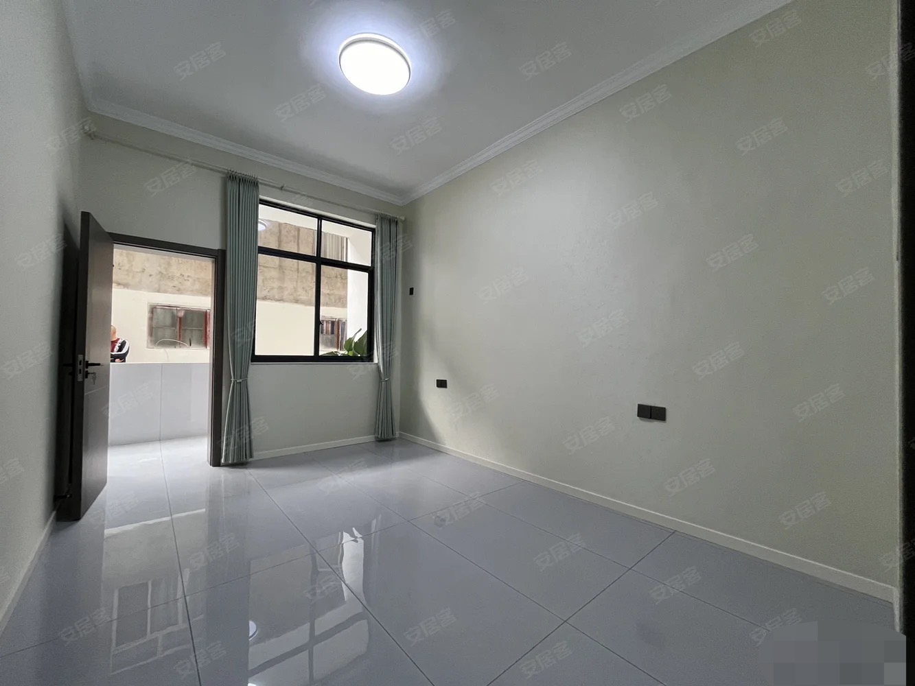 354，带50平院子，四中旁边，步梯1楼，全新9.9成新，精装4房2卫，非常适合养老